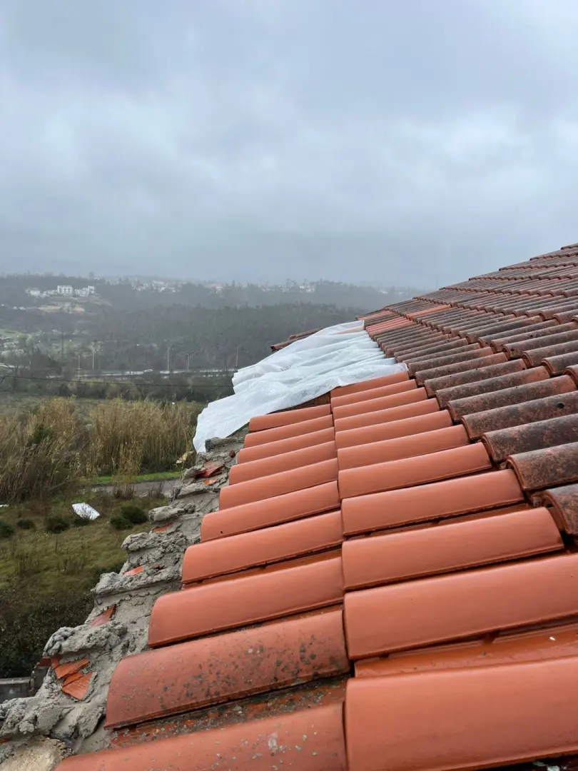 Cuidados a ter na reparação em segurança de telhados danificados pela tempestade