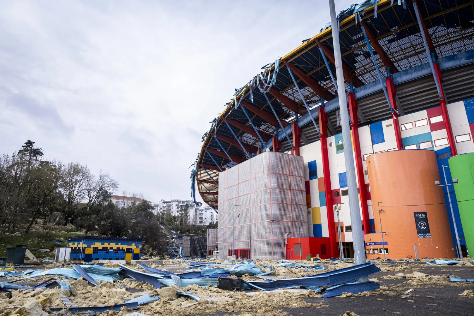 Estádio de Leiria com cobertura totalmente danificada e estrutura em análise