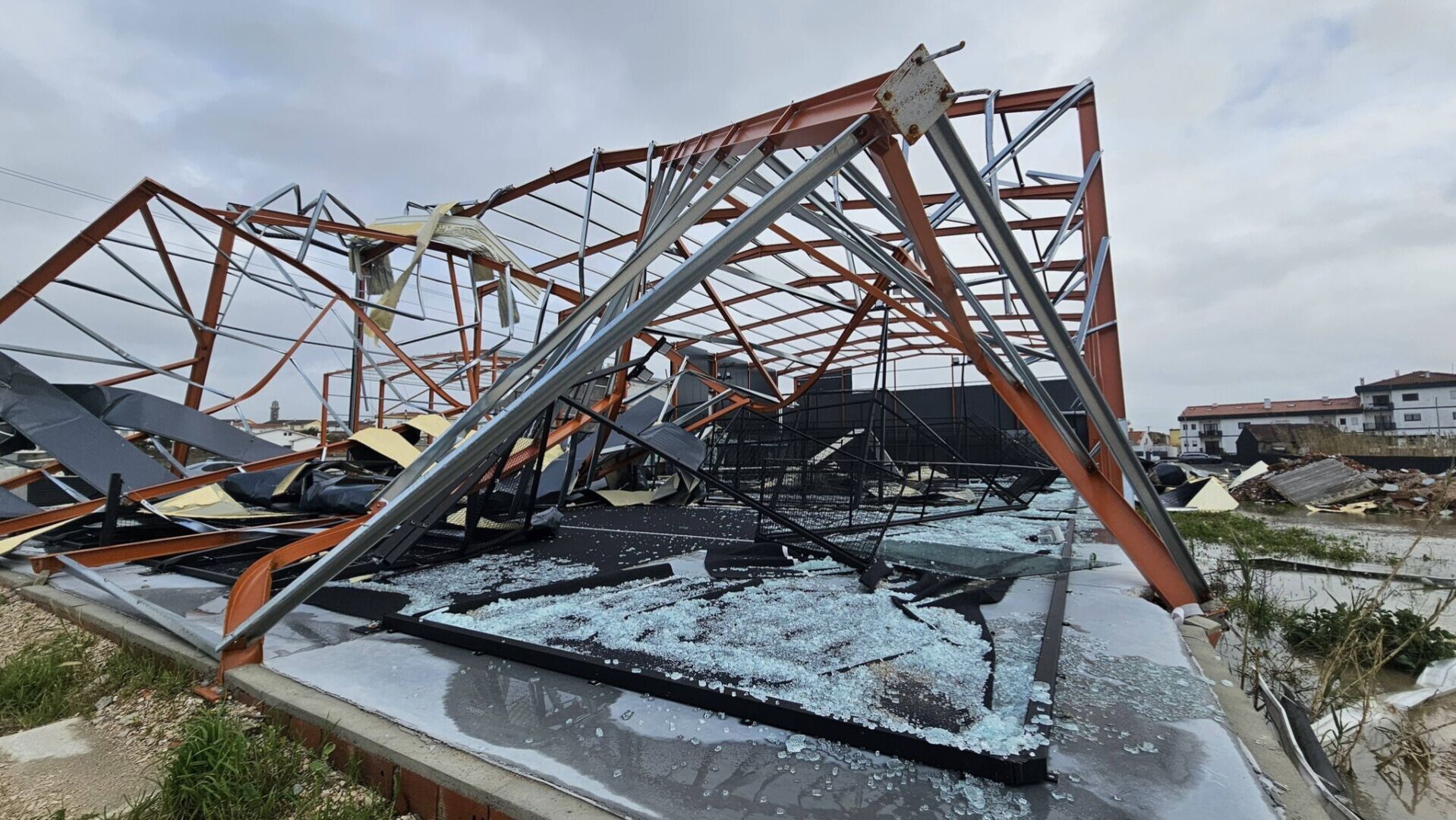 Novo clube de padel na Marinha Grande forçado a adiar abertura