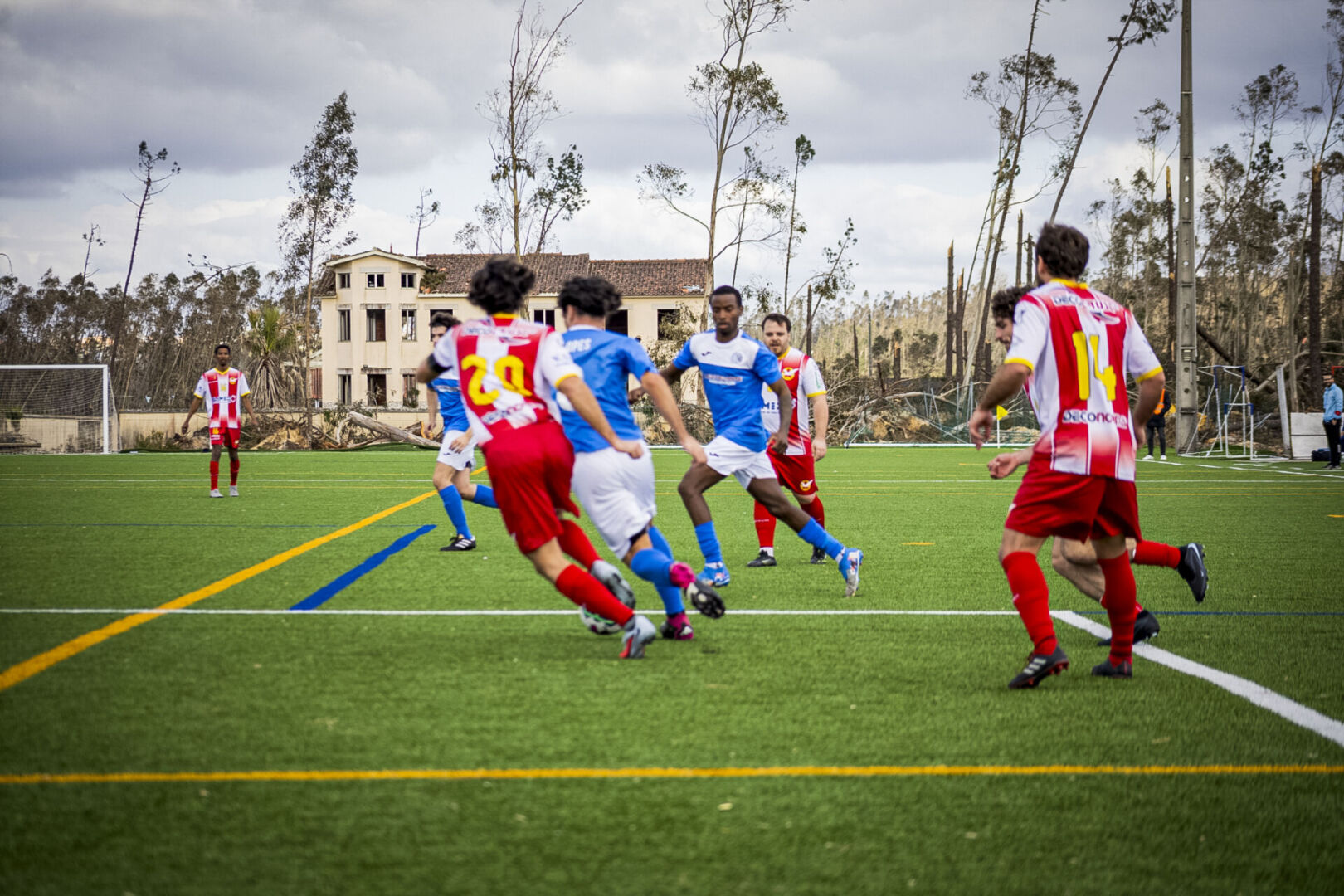 Jogadores voltam ao campo rodeados por paisagem que ainda lembra a tempestade