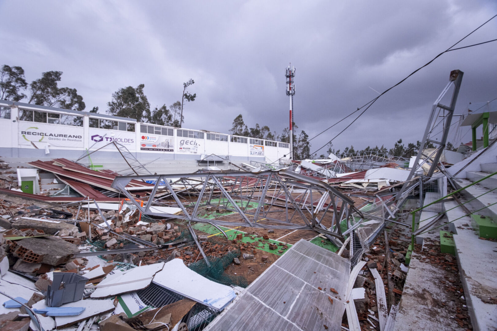 Enquanto não chegam os apoios, clubes e atletas andam com o saco de treino às costas
