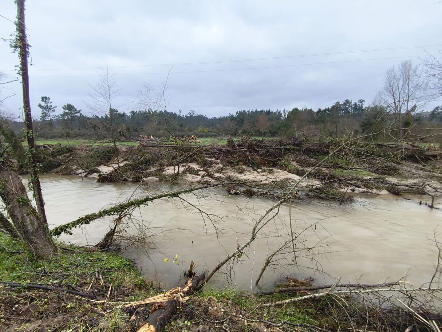 Tempestade também passou pelo rio Arunca e em algumas zonas há “um colapso ecológico”