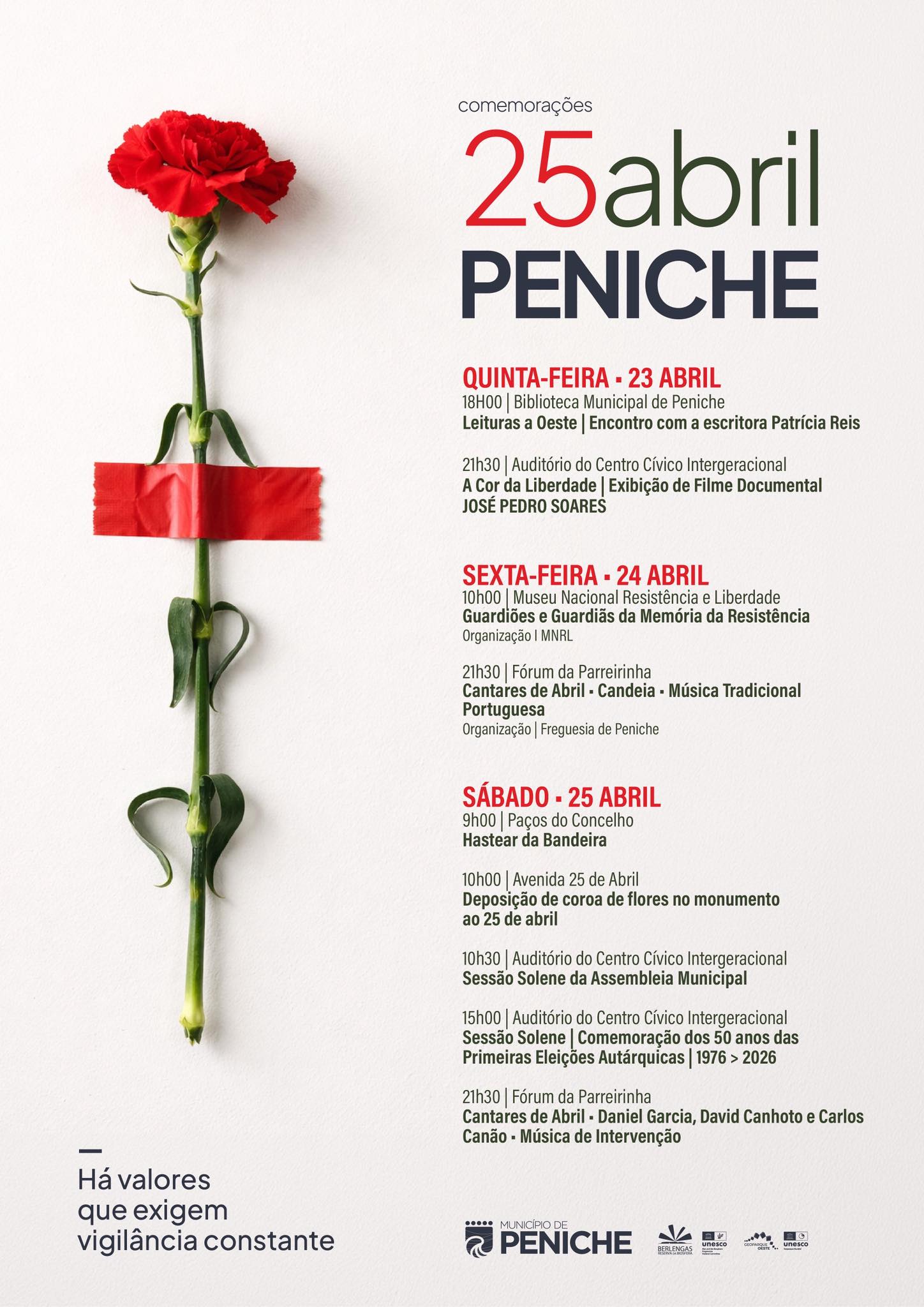 Cartaz das comemorações do 25 de Abril em Peniche, ilustrado com um cravo vermelho. Apresenta atividades de 23 a 25 de abril, incluindo leituras, cinema, cerimónias e música.