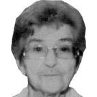 Retrato a preto e branco de uma pessoa idosa com cabelo curto e óculos. A imagem mostra o rosto de frente, sobre um fundo claro.