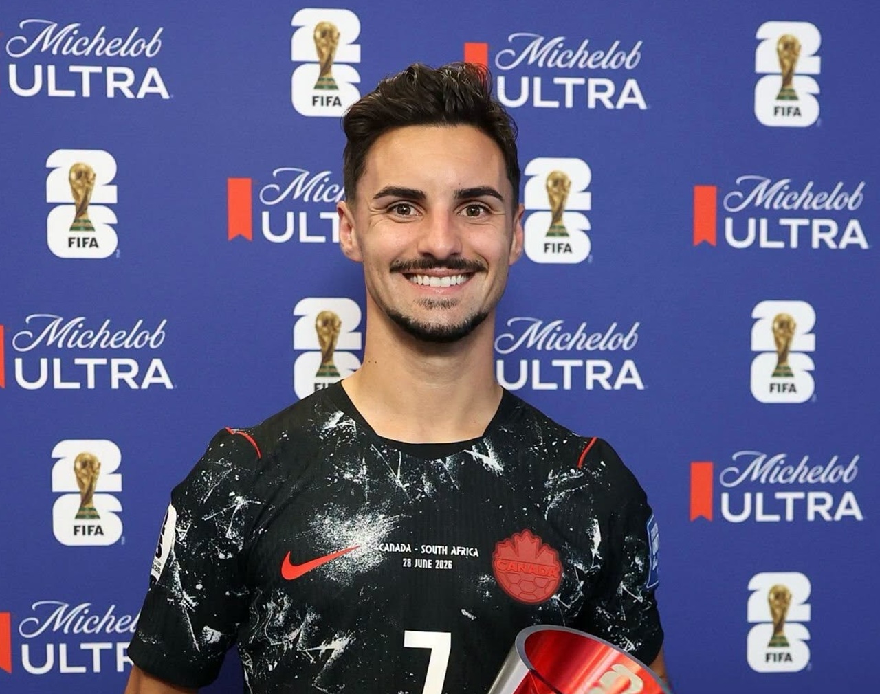 Nazareno Stephen Eustáquio leva Canadá pela primeira vez para os oitavos de final do Mundial