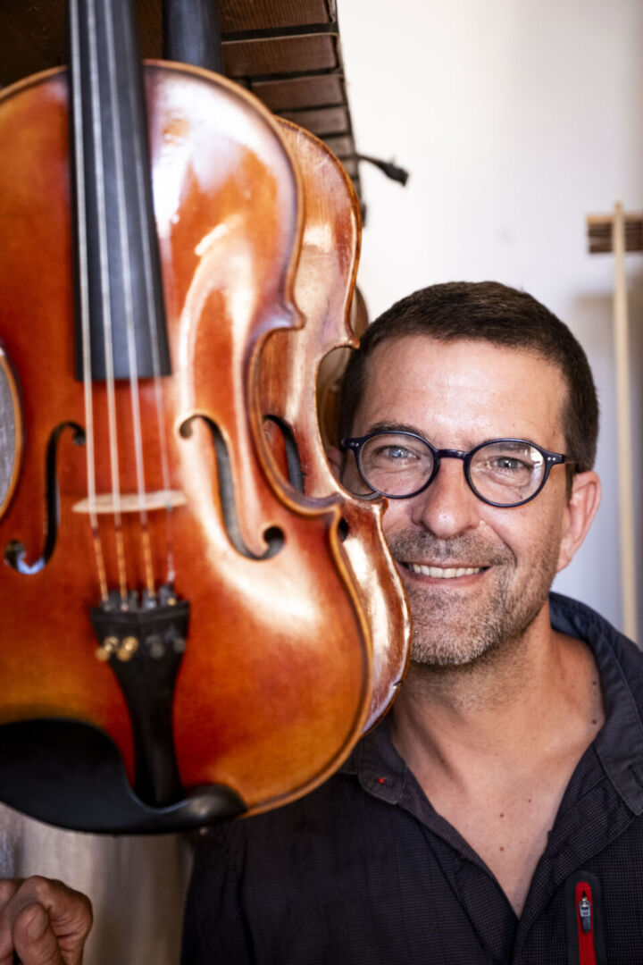Thibaut Dumas: O luthier francês que salva violinos e violoncelos em Casal Duro