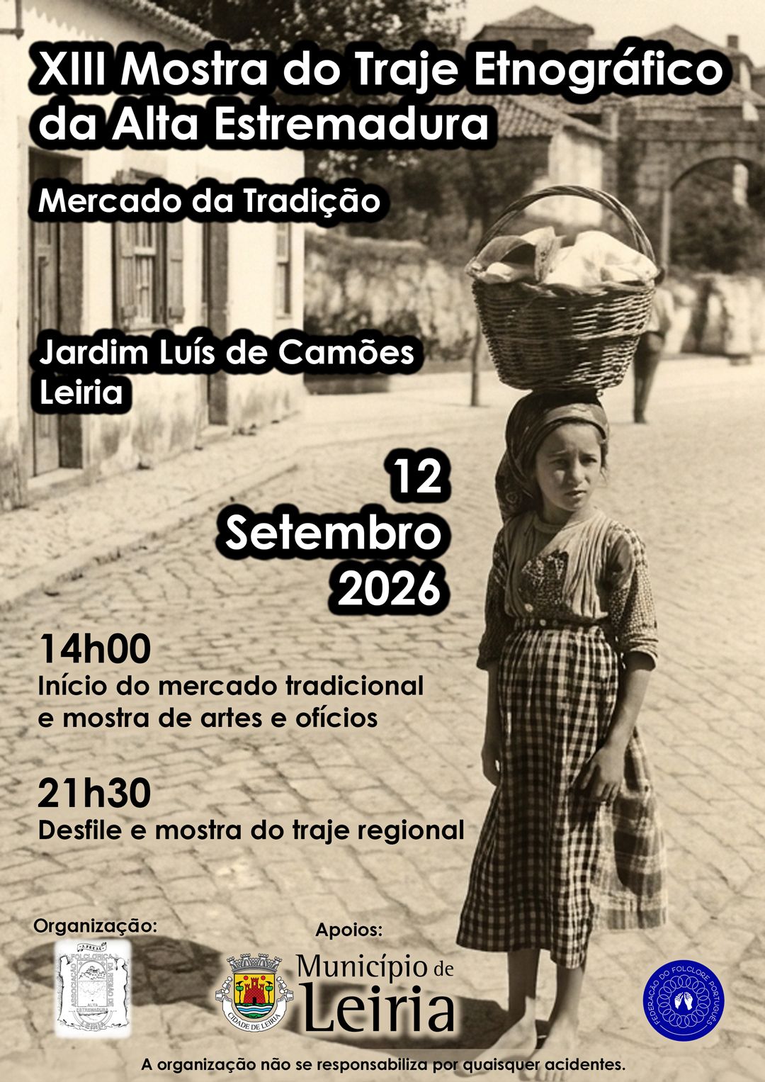 Cartaz da XIII Mostra do Traje Etnográfico da Alta Estremadura e do Mercado da Tradição, no Jardim Luís de Camões, em Leiria, a 12 de setembro de 2026. Anuncia um mercado tradicional e uma mostra de artes e ofícios às 14h00, seguidos de um desfile de traje regional às 21h30.