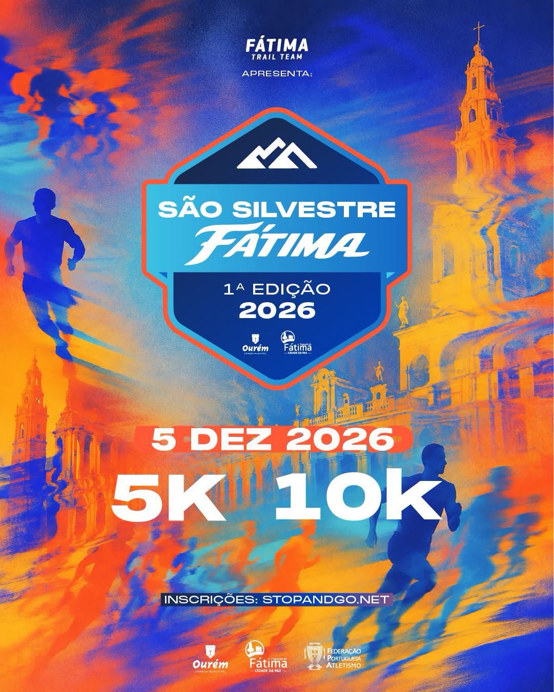 Cartaz da 1.ª edição da corrida São Silvestre Fátima, marcada para 5 de dezembro de 2026, com percursos de 5 km e 10 km. A imagem mostra silhuetas de corredores e edifícios religiosos de Fátima.