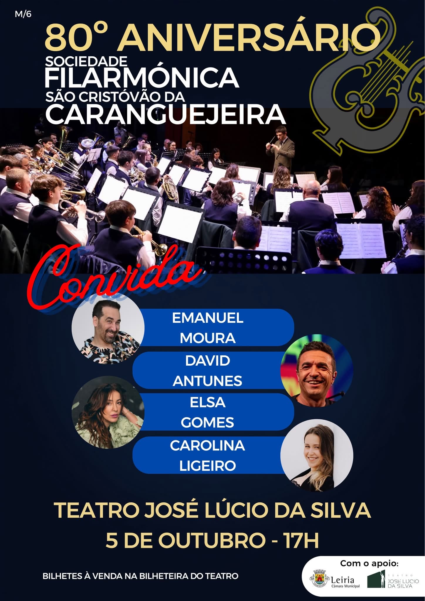 Cartaz-convite para o 80.º aniversário da Sociedade Filarmónica São Cristóvão da Caranguejeira, com uma fotografia da banda e retratos dos convidados. Anuncia um espetáculo no Teatro José Lúcio da Silva, a 5 de outubro, às 17h.