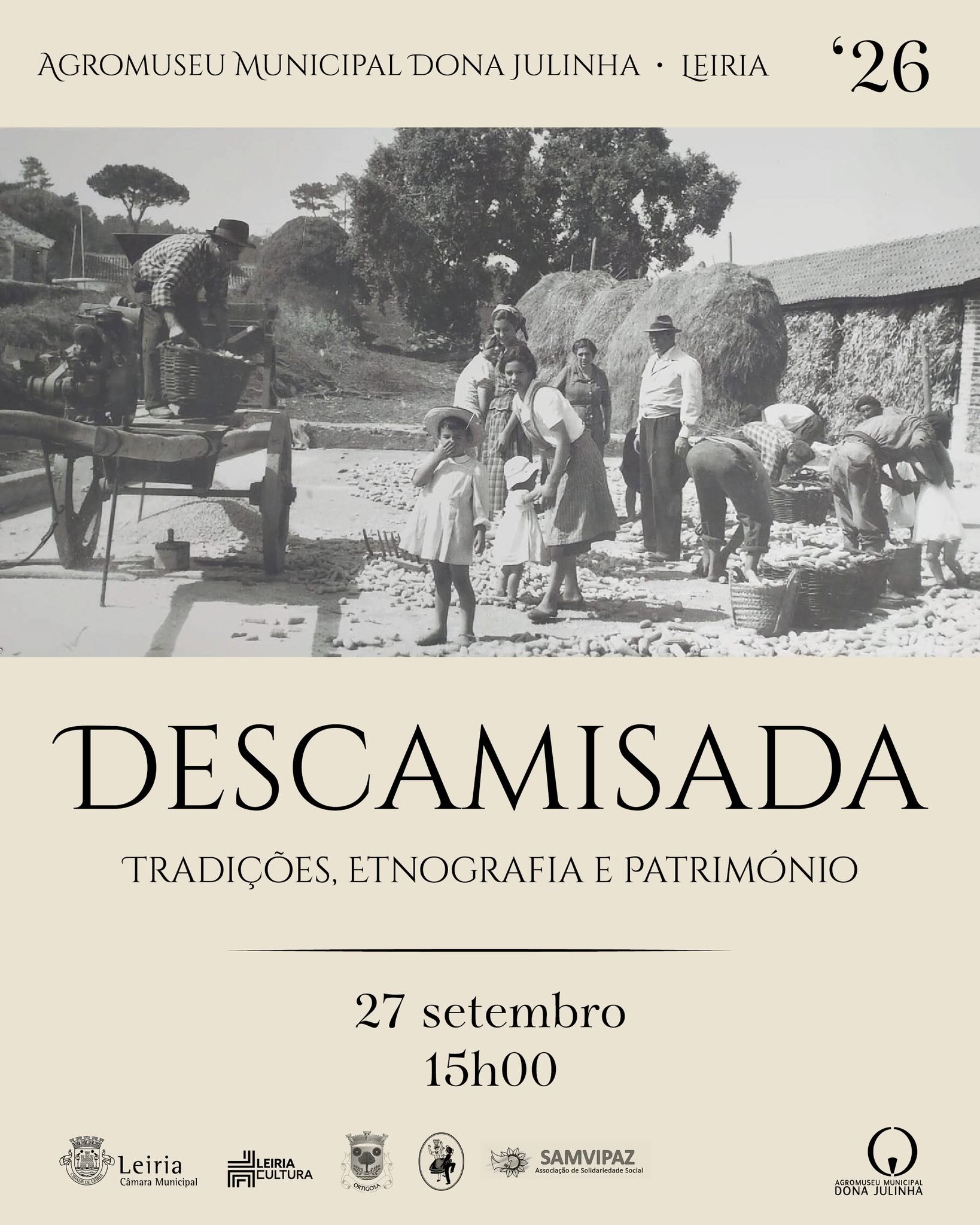 Cartaz da iniciativa «Descamisada — Tradições, Etnografia e Património», no Agromuseu Municipal Dona Julinha, em Leiria. A fotografia a preto e branco mostra várias pessoas a trabalhar com espigas de milho. O cartaz indica 27 de setembro, às 15h00, sem apresentar o ano.
