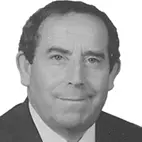 Retrato a preto e branco de um homem de fato e gravata, visto de frente. Não há texto visível que permita identificá-lo.