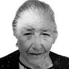 Retrato a preto e branco de uma mulher idosa, fotografada de frente sobre um fundo claro. Não há texto visível que permita identificá-la.