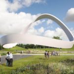 A imagem mostra uma grande estrutura branca em forma de arco num espaço verde, com várias pessoas a passear. O cenário inclui relvados, flores e um céu parcialmente nublado.