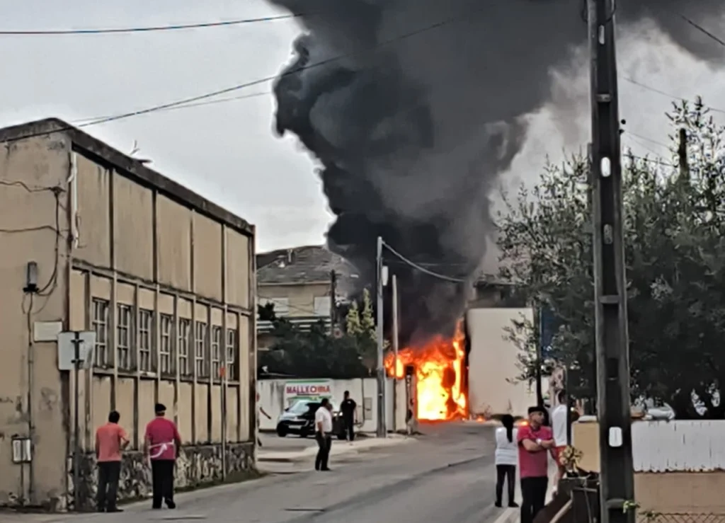 Bombeiros combatem incêndio em autocarro na Gândara dos Olivais