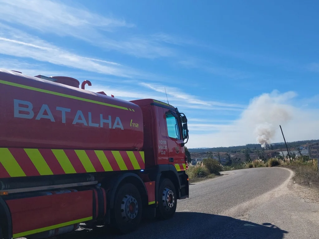Combate a incêndio na Resilei mobiliza mobiliza bombeiros de sete corporações