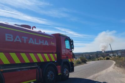 Combate a incêndio na Resilei mobiliza mobiliza bombeiros de sete corporações