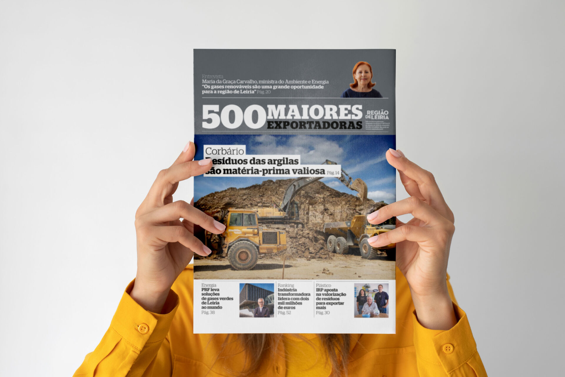 Uma pessoa segura uma publicação sobre as 500 maiores exportadoras da região de Leiria. A capa destaca o aproveitamento de resíduos das argilas e uma entrevista sobre gases renováveis.
