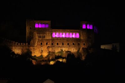 Castelo de Leiria fica iluminado de roxo na noite de sábado para recordar terramoto de 1755