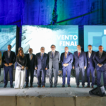 Um grupo de pessoas posa num espaço industrial, diante de painéis com a inscrição «Evento Final». A imagem mostra a referência «Sustainable Stone by Portugal».