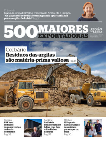 Capa de uma revista sobre as 500 maiores exportadoras da região de Leiria. A imagem principal mostra máquinas numa exploração de argila e destaca uma reportagem sobre o aproveitamento dos resíduos das argilas.