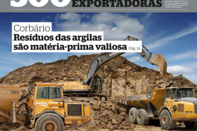 Capa de uma revista sobre as 500 maiores exportadoras da região de Leiria. A imagem principal mostra máquinas numa exploração de argila e destaca uma reportagem sobre o aproveitamento dos resíduos das argilas.