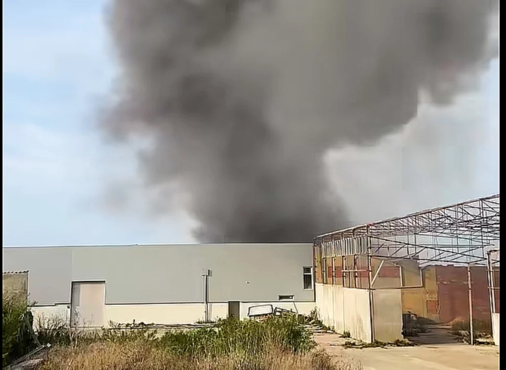 Incêndio consome armazém em Vieira de Leiria