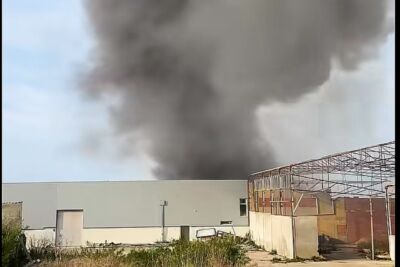 Incêndio consome armazém em Vieira de Leiria