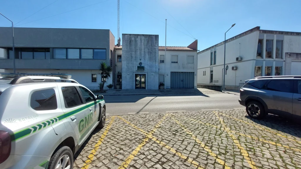 GNR demora meia hora a chegar a desacatos perto do posto da Batalha. Câmara reclama reforço de meios