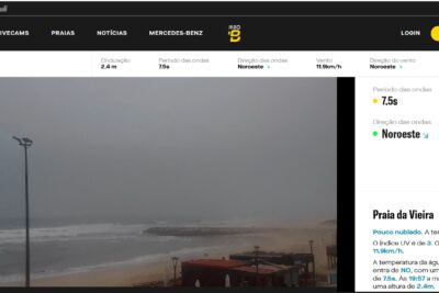 Captura de uma página de webcam da Praia da Vieira, com vista para o areal, o mar e a ondulação. A página apresenta dados sobre vento, temperatura da água e maré.