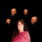 Uma mulher com um tecido cor-de-rosa ocupa o primeiro plano sobre um fundo preto. À sua volta surgem quatro imagens do rosto de um homem careca e com barba.