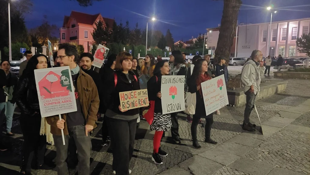 Protesto solidário pelas acampadas de Lisboa e Porto junta meia centena de pessoas em Leiria